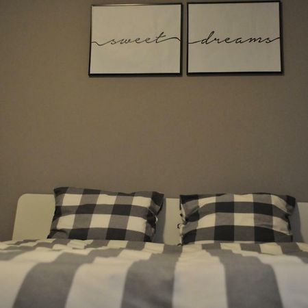 Sleep & Fly Apartment Otopeni Bagian luar foto